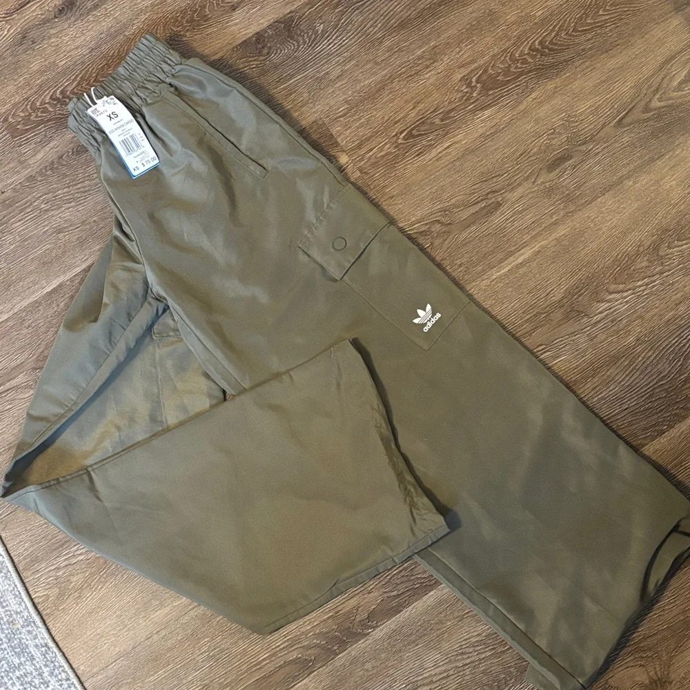 Adidas Essentials Woven Wide Leg Cargo Pants - Picture 2 of 5